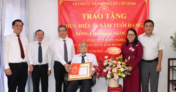 Phó Bí thư Thành ủy TPHCM Nguyễn Phước Lộc trao Huy hiệu 80 năm tuổi Đảng đến cán bộ lão thành 99 tuổi