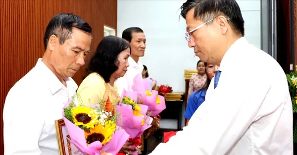 Trao Huy hiệu Đảng đợt 2-9 cho các đảng viên lão thành
