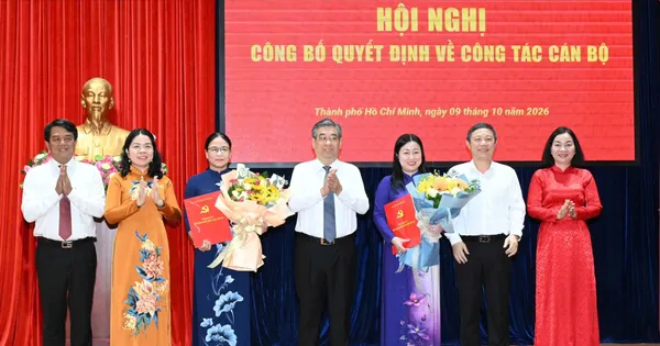 Phó Bí thư Thành ủy TPHCM Nguyễn Phước Lộc trao quyết định cán bộ