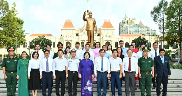 Đoàn đại biểu Trung ương và TPHCM dâng hoa tưởng nhớ Chủ tịch Hồ Chí Minh