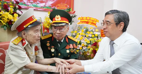 Đồng chí Nguyễn Phước Lộc trao Huy hiệu Đảng đến đảng viên lão thành