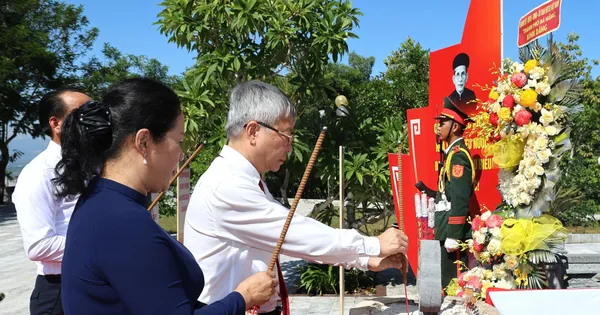 Dâng hoa, dâng hương kỷ niệm 150 năm Ngày sinh Cụ Huỳnh Thúc Kháng