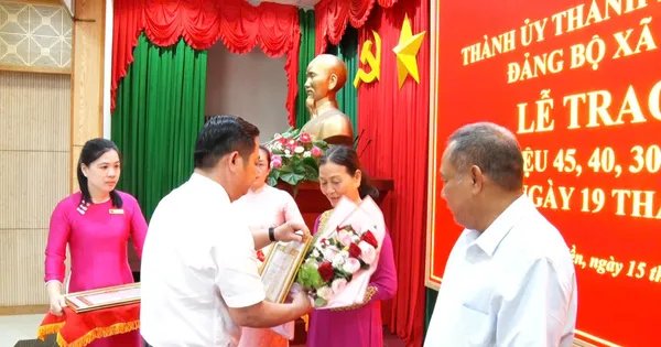 12 đảng viên của xã Long Điền vinh dự nhận Huy hiệu Đảng