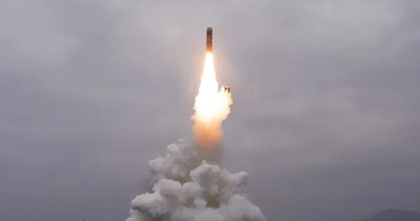 Triều Tiên phóng loạt tên lửa đạn đạo ra biển