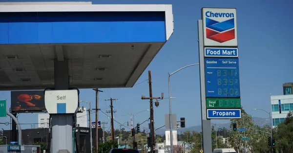 Xung đột leo thang tại Trung Đông: Áp lực đè nặng ngành hóa dầu, tài chính