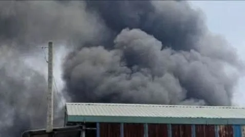 Khống chế đám cháy xưởng sản xuất phao bơi ở xã Bình Mỹ