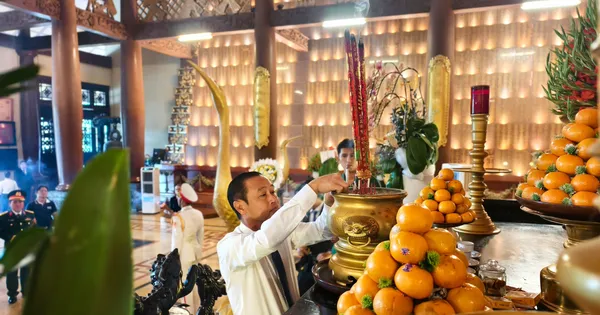 Lãnh đạo TPHCM dâng hoa, dâng hương tưởng niệm các Anh hùng liệt sĩ 
