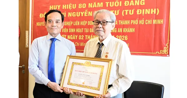 Bí thư Thành ủy TPHCM Trần Lưu Quang trao Huy hiệu 80 năm tuổi Đảng đến 2 đảng viên cao niên