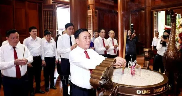 Thường trực Ban Bí thư Trần Cẩm Tú dâng hương tưởng niệm Chủ tịch Hồ Chí Minh