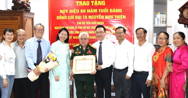 Trao Huy hiệu 80 năm tuổi Đảng đến 4 đảng viên cao tuổi Đảng
