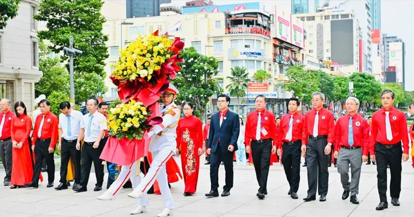 Dâng hoa tưởng nhớ Chủ tịch Hồ Chí Minh trước Đại hội đại biểu Hội Chữ thập đỏ Việt Nam TPHCM lần thứ I