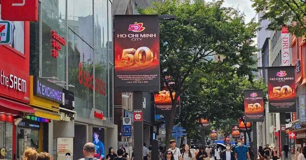 Hình ảnh kỷ niệm 50 năm Thành phố mang tên Bác được trình chiếu tại trung tâm Seoul