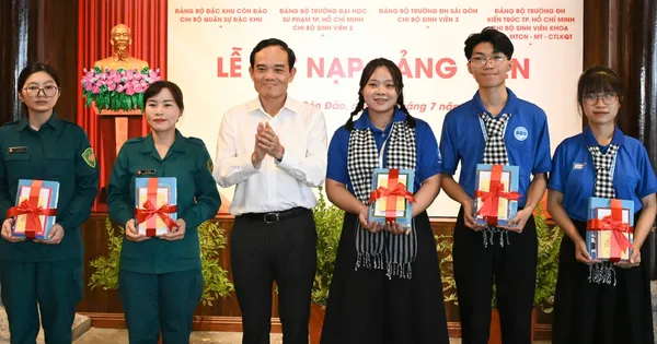 Bí thư Thành ủy TPHCM Trần Lưu Quang dự lễ kết nạp Đảng tại Côn Đảo