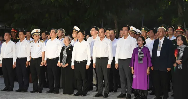 Lãnh đạo TPHCM dâng hoa, dâng hương và thắp nến tri ân Anh hùng liệt sĩ tại Nghĩa trang Hàng Dương