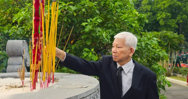 Nguyên Chủ tịch nước Nguyễn Minh Triết viếng Nghĩa trang Liệt sĩ Bình Dương