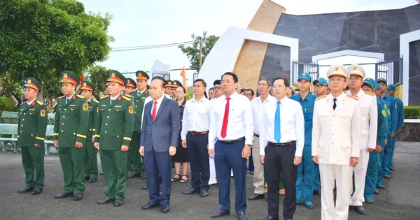 Đoàn đại biểu TPHCM dâng hương tưởng niệm các Anh hùng liệt sĩ tại Rừng Sác 