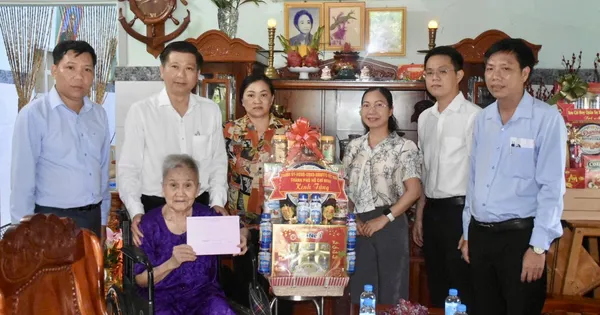 Trưởng Ban Nội chính Thành ủy TPHCM thăm các gia đình chính sách tiêu biểu