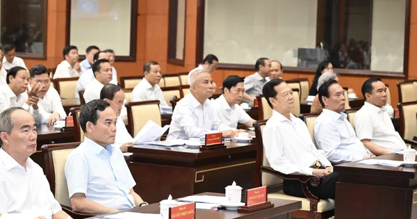 Lấy ý kiến cán bộ, đảng viên và người dân về việc triển khai Nghị quyết số 24-NQ/TW
