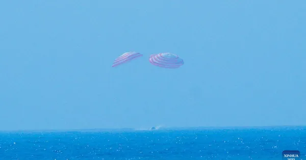 Trung Quốc: Thu hồi thành công khoang tàu vũ trụ có người lái trên biển