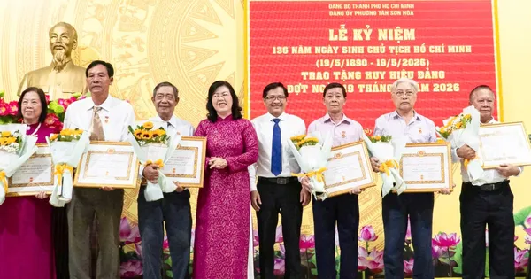 Phường Tân Sơn Hòa trao Huy hiệu Đảng đến các đảng viên 