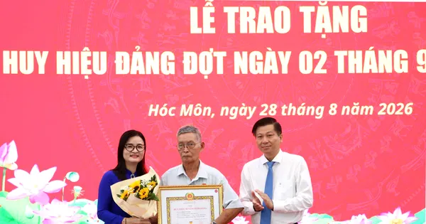 Nhiều phường, xã trao Huy hiệu Đảng đợt ngày 2-9 đến đảng viên