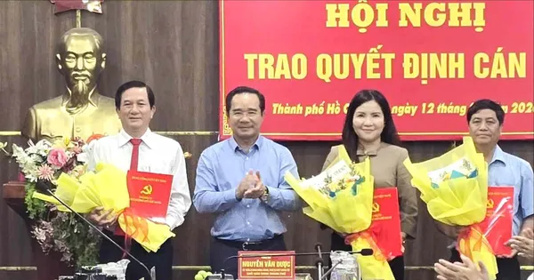 Chủ tịch UBND TPHCM Nguyễn Văn Được trao quyết định cán bộ 