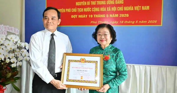 Bí thư Thành ủy TPHCM Trần Lưu Quang trao Huy hiệu Đảng đến đảng viên cao tuổi 