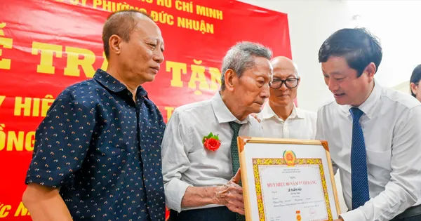 Đồng chí Võ Văn Minh trao Huy hiệu 80 năm tuổi Đảng đến đồng chí Lê Tuấn Hải