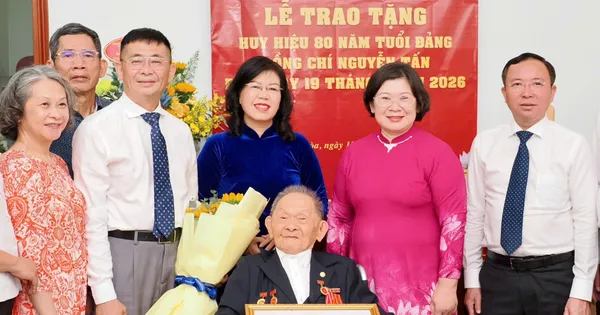 Phó Bí thư Thành ủy TPHCM trao Huy hiệu 80 năm tuổi Đảng đến các đảng viên 