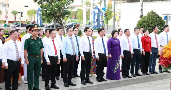 Đoàn đại biểu TPHCM dâng hoa tưởng nhớ Chủ tịch Hồ Chí Minh