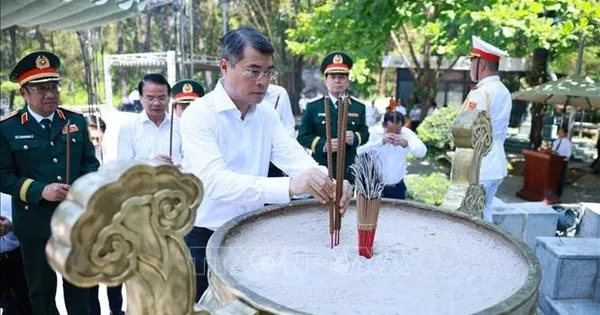 Thủ tướng Lê Minh Hưng dâng hương các anh hùng liệt sĩ tại Quảng Trị