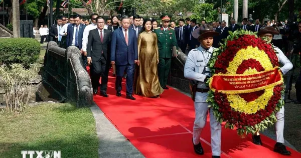 Tổng Bí thư, Chủ tịch nước Tô Lâm dâng hoa tại Tượng đài Chủ tịch Hồ Chí Minh ở Philippines