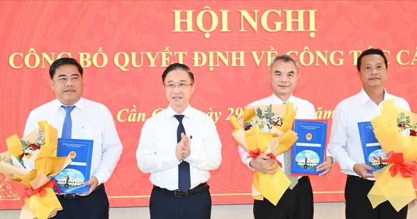 Phó Bí thư Thành ủy TPHCM Đặng Minh Thông trao quyết định cán bộ tại Cần Giờ