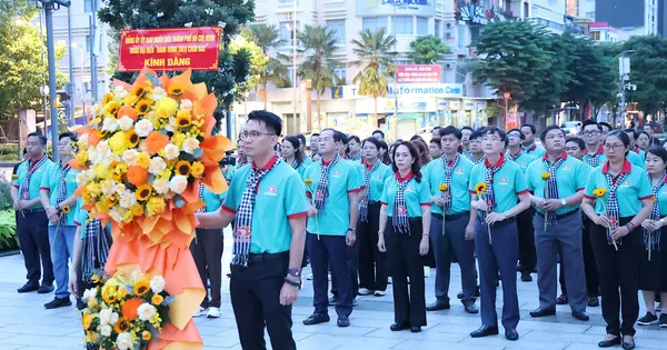 Đoàn đại biểu Đảng ủy UBND TPHCM báo công dâng Bác