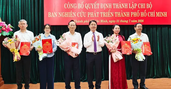 Đồng chí Trần Văn Nam làm Bí thư Chi bộ Ban Nghiên cứu phát triển TPHCM