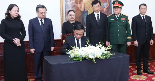 Đoàn đại biểu cấp cao Đảng, Nhà nước, Chính phủ viếng đồng chí Saysomphone Phomvihane tại Đại sứ quán Lào