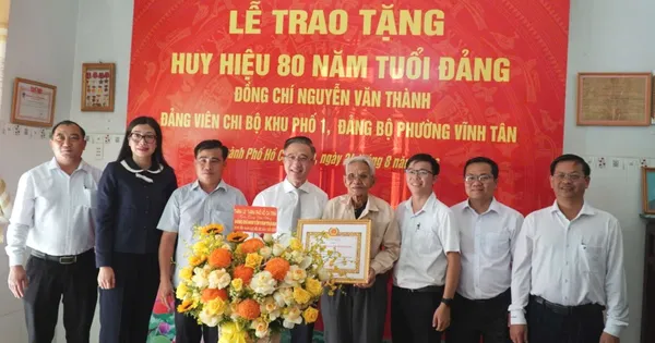 TPHCM: Trao tặng Huy hiệu 80 năm tuổi Đảng cho đồng chí Nguyễn Văn Thành