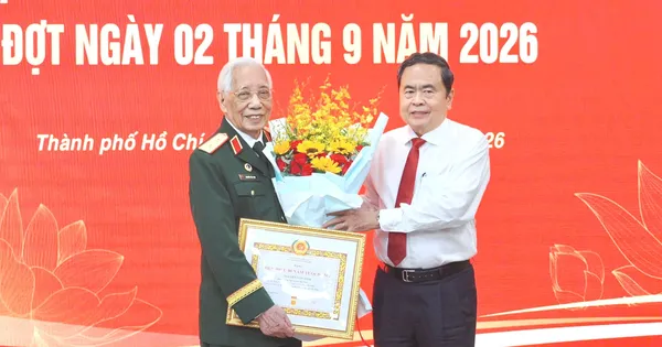 Chủ tịch Quốc hội Trần Thanh Mẫn trao Huy hiệu Đảng tại TPHCM