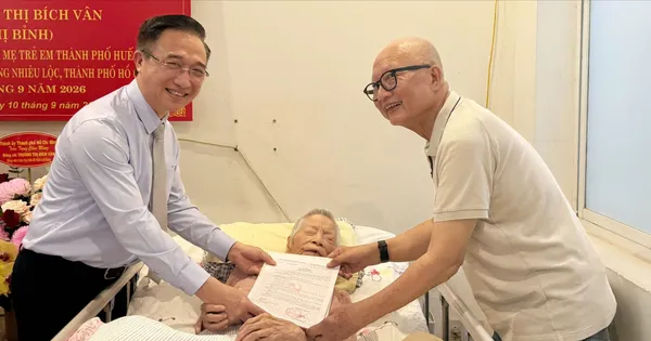 Phó Bí thư Thành ủy TPHCM Đặng Minh Thông trao tặng Huy hiệu 80 năm tuổi Đảng đến đồng chí Trương Thị Bích Vân
