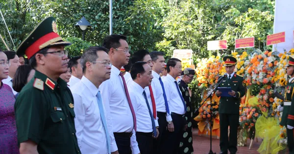 Trưởng Ban Tuyên giáo Trung ương Trịnh Văn Quyết dâng hương tưởng niệm cụ Huỳnh Thúc Kháng 