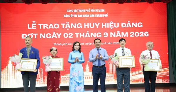 Trao Huy hiệu Đảng đợt 2-9 đến 165 đảng viên Đảng bộ UBND TPHCM