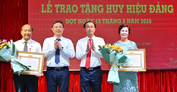 Trưởng Ban Tuyên giáo và Dân vận Thành ủy TPHCM trao tặng Huy hiệu Đảng
