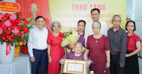 Thường trực Ban Bí thư Trần Cẩm Tú trao Huy hiệu 80 năm tuổi Đảng đến đảng viên tại Đà Nẵng