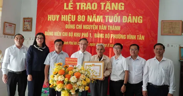 TPHCM: Trao tặng Huy hiệu 80 năm tuổi Đảng cho đồng chí Nguyễn Văn Thành