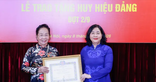 Trao tặng Huy hiệu 45 năm tuổi Đảng đến nguyên Phó Chủ tịch nước Nguyễn Thị Doan