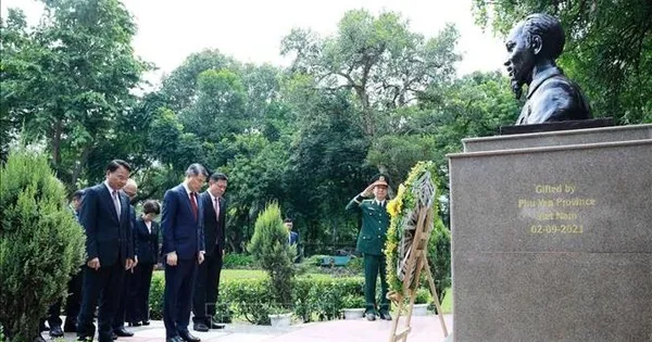 Thủ tướng Lê Minh Hưng dâng hoa tại tượng Chủ tịch Hồ Chí Minh ở thủ đô New Delhi