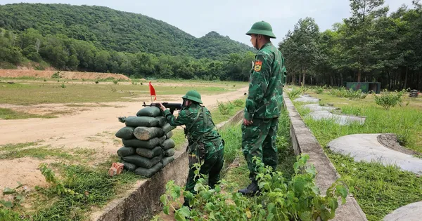 Cán bộ, chiến sĩ Bộ đội Biên phòng TPHCM kiểm tra bắn đạn thật