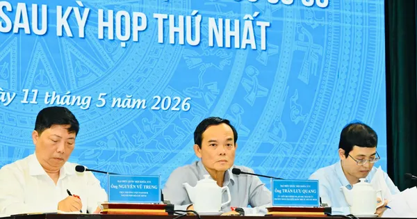 Bí thư Thành ủy TPHCM Trần Lưu Quang cùng các đại biểu Quốc hội tiếp xúc cử tri