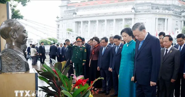 Tổng Bí thư, Chủ tịch nước Tô Lâm dâng hoa tưởng niệm Chủ tịch Hồ Chí Minh tại Singapore