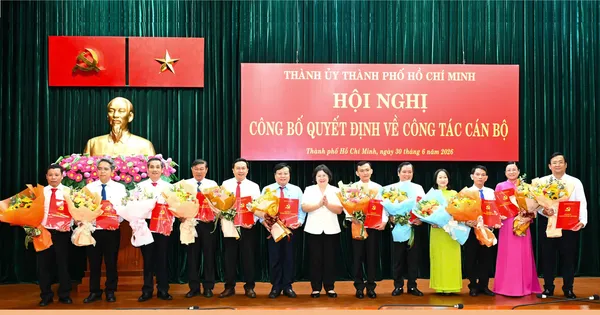 Phó Bí thư Thành ủy TPHCM Văn Thị Bạch Tuyết trao quyết định cán bộ
